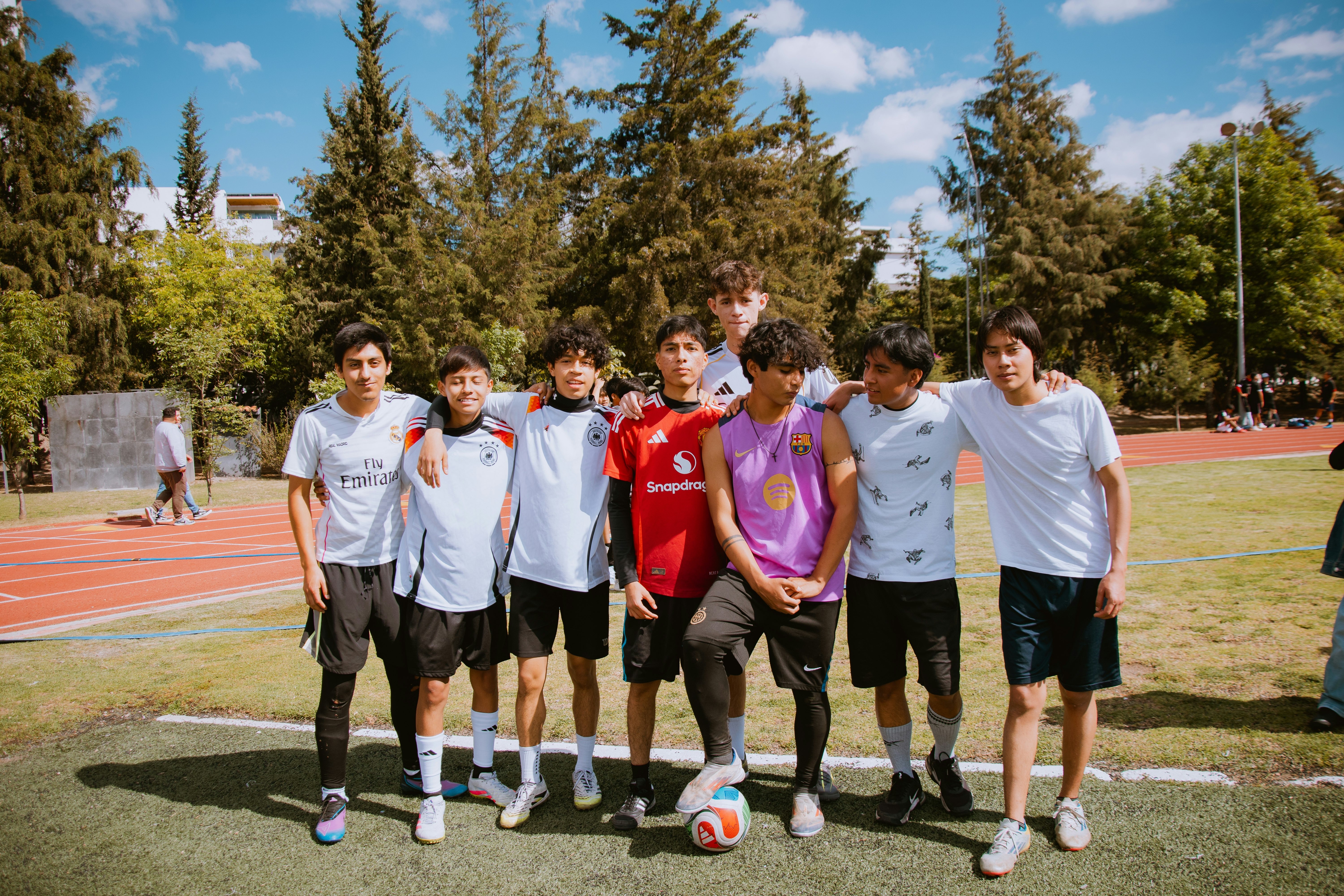 老鹰走路像极了老板，接下来忍住别笑，一起来感受一下